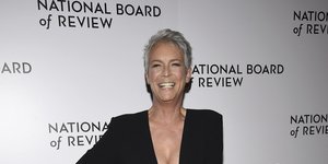 Η Τζέιμι Λι Κέρτις με μαύρο σύνολο χαμογελά