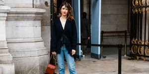 η Jeanne Damas με ζακέτα και τζιν στην εβδομάδα μόδας