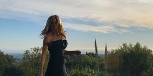 Η Τζένιφερ Άνιστον με μαύρο φόρεμα