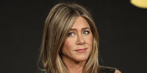 Η Τζένιφερ Ανιστον με μαύρο φόρεμα