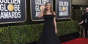Οι backstage φωτογραφίες της Jennifer Aniston λίγο πριν τις Χρυσές Σφαίρες