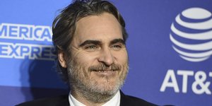 Ο Χοακίν Φίνιξ με κοστούμι στο κόκκινο χαλί