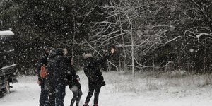 Κόσμος βγάζει σέλφι στις χιονισμένες πλαγιές της Πάρνηθας