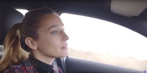 Η Κάτια Ζυγούλη μέσα στο αυτοκίνητο με καρό πουκάμισο