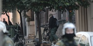 Στιγμιότυπο από την επιχείρηση της ΕΛ.ΑΣ. στο Κουκάκι