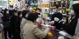 Πελάτες σε κατάστημα με ιατρικές μάσκες