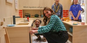 Η Κέιτ Μίντλετον με παιδιά σε μια ξύλινη κουζίνα