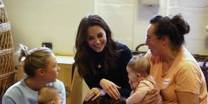 Η Κέιτ Μίντλετον με γυναίκες και παιδιά χαμογελά