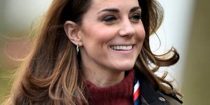 Η Κέιτ Μίντλετον με χακί μπουφάν και κόκκινο ζιβάγκο