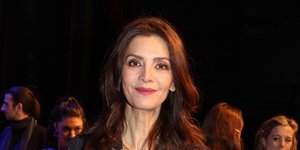 Η Κατερίνα Λέχου με δερμάτινο παντελόνι κρατά βασιλόπιτα