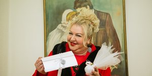 Η Κατερίνα Λούη κρατά μπομπονιέρα και προσκλητήριο γάμου