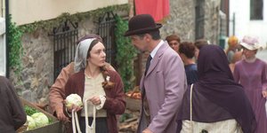 Ο Κωνσταντίνος Καζάκος σε σκηνή από τη σειρά «Το Κόκκινο Ποτάμι»