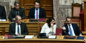 Βουλή: Κόντρα Φίλη - Κεραμέως για τους απόφοιτους κολεγίων