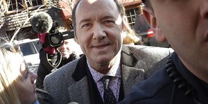 Ο Κέβιν Σπέισι μπροστά σε δημοσιογράφους μετά την υπόθεση σεξουαλικής παρενόχλησης μασέρ