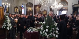 Πλήθος κόσμου στο «τελευταίο αντίο» στον πρώην βουλευτή του ΣΥΡΙΖΑ Αντώνη Μπαλωμενάκη