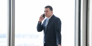 Ο Βασίλης Κικίλιας μιλάει στο τηλέφωνο