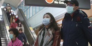 Κινέζοι φορούν μάσκες για να προστατευθούν από τον κοροναϊό σε αεροδρόμιο