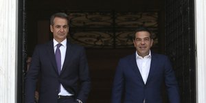 Κυριάκος Μητσοτάκης και Αλέξης Τσίπρας στην είσοδο του Μαξίμου
