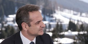 Ο Κυριάκος Μητσοτάκης σε στιγμιότυπο από το ταξίδι του στο Νταβός