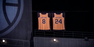 Οι φανέλες του Κόμπι Μπράιαντ στο Staples Center