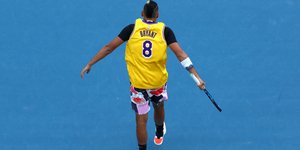 Ο Νικ Κύργιος κάνει ζέσταμα με τη φανέλα του αδικοχαμένου Κόμπι Μπράιαντ