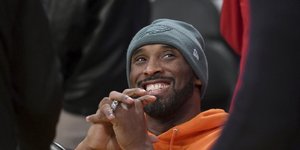 Ο μπασκετομπολίστας Κόμπι Μπράιαντ με σκουφάκι και πορτοκαλί φούτερ