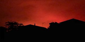 Κατακόκκινος ο ουρανός στην Αυστραλία από τις φωτιές