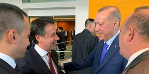 Χαμόγελα Τζουζέπε Κόντε (αριστερά) και Ταγίπ Ερντογάν (δεξιά) στη Διάσκεψη του Βερολίνου