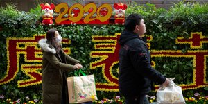 Πολίτες στην Κίνα με μάσκες λόγω του κοροναϊού