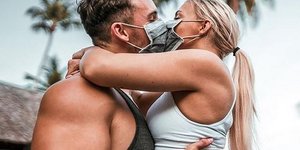 Ζευγάρι φιλιέται φορώντας μάσκα