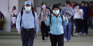 κόσμος με μάσκες