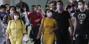 κόσμος με μάσκες λόγω του κοροναϊού 