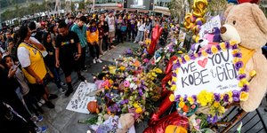 Κόσμος αφήνει λουλούδια για τον Κόμπι Μπράιαντ