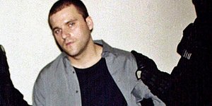 Ο Κώστας Πάσσαρης κρατείται από αστυνομικούς