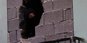 Αντιεξουσιαστές έπασαν τους τσιμεντόλιθους και μπήκαν στη Ματρόζου 45 στο Κουκάκι