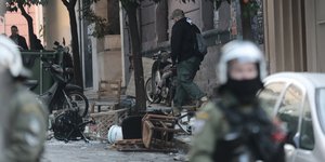Αστυνομικοί έξω από την κατάληψη της Ματρόζου στο Κουκάκι