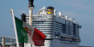 Δεμένο στο λιμάνι της Τσιβιταβέκια είναι το κρουαζιερόπλοιο Costa Smeralda