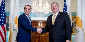 Χειραψία των ΥΠΕΞ Κύπρου και ΗΠΑ