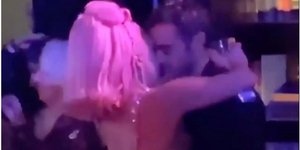 Η Lady Gaga με νέο σύντροφο φιλί