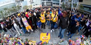 Οπαδοί αφήνουν λουλούδια για τον Κόμπι Μπράιαντ