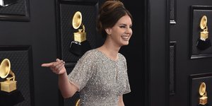 H Λάνα Ντελ Ρέι με ασημένιο μακρύ φόρεμα στο κόκκινο χαλί