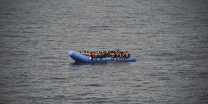 Λέμβος με μετανάστες ανοιχτά στη Μεσόγειο