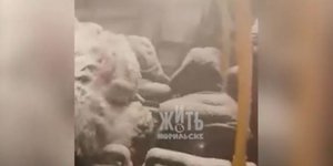 Επιβάτες λεωφορείου καλυμμένοι με χιόνι