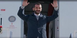 Ο Λεωνίδας Κουτσόπουλος σε ρόλο Ανδρέα στην πόρτα αεροπλάνου