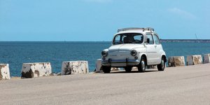 Λευκό αυτοκίνητο δίπλα στη θάλασσα