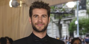 Ο Λίαμ Χέμσγουορθ με μαύρο look και σταυρωμένα χέρια