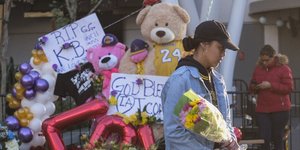 Αμερικανοί αφήνουν κεριά, μπαλόνια, κουκλάκια και λουλούδια στη μνήμη του Κόμπι Μπράιαντ στο Λος Άντζελες