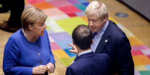 Μακρόν, Μέρκελ και Τζόνσον συζητούν