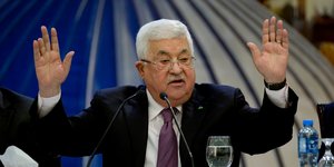 Ο Μαχμούντ Αμπάς σηκώνει τα χέρια ψηλά