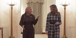 Η Μαρέβα Μητσοτάκη περπατά μαζί με την Μελάνια Τραμπ